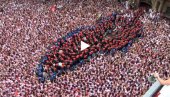 БИКОВИ ПОНОВО ЈУРЕ УЛИЦАМА: Почео фестивал Сан Фермин у Шпанији (ВИДЕО) БИКОВИ ПОНОВО ЈУРЕ УЛИЦАМА: Почео фестивал Сан Фермин у Шпанији (ВИДЕО)