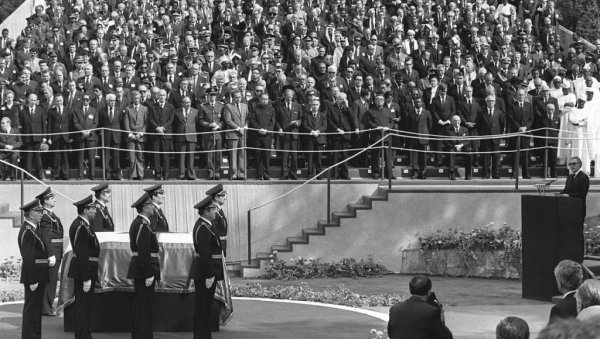 ФЕЉТОН - ЗГУЖВАНИ МОЋНИЦИ НА ТИТОВОЈ САХРАНИ: Народ воли харизматске личности и оне му уливају и неко спокојство и сигурност ФЕЉТОН - ЗГУЖВАНИ МОЋНИЦИ НА ТИТОВОЈ САХРАНИ: Народ воли харизматске личности и оне му уливају и неко спокојство и сигурност