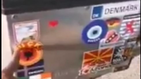 OVAKO TO RADE ZEĆANI! Milan engleskom turisti sa motora skinuo nalepnicu terorističke UČK: E sad možeš da ideš (VIDEO) OVAKO TO RADE ZEĆANI! Milan engleskom turisti sa motora skinuo nalepnicu terorističke UČK: E sad možeš da ideš (VIDEO)