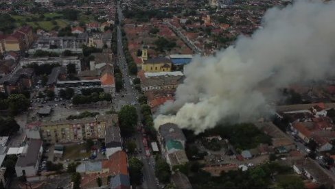 ВЕЛИКИ ПОЖАР У ЦЕНТРУ РУМЕ: Градом се шири густ дим - једна особа превезена колима Хитне помоћи (ВИДЕО)