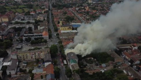 VELIKI POŽAR U CENTRU RUME: Gradom se širi gust dim - jedna osoba prevezena kolima Hitne pomoći (VIDEO)