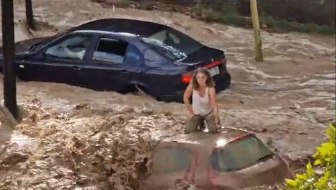 KATAKLIZMA U ŠPANIJI: Nevreme kakvo se ne pamti, ljudi bespomoćno zarobljeni na drveću i krovovima automobila (VIDEO) KATAKLIZMA U ŠPANIJI: Nevreme kakvo se ne pamti, ljudi bespomoćno zarobljeni na drveću i krovovima automobila (VIDEO)
