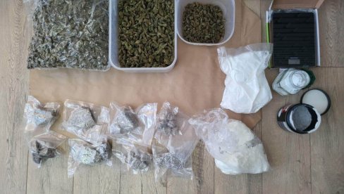 ZAPLENJENO VIŠE OD SEDAM KILOGRAMA NARKOTIKA: Novosadska policija uhapsila pet osoba osumnjičenih za trgovinu drogom ZAPLENJENO VIŠE OD SEDAM KILOGRAMA NARKOTIKA: Novosadska policija uhapsila pet osoba osumnjičenih za trgovinu drogom