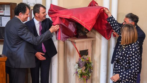 MEDAKOVIĆ PONOVO U VOLJENIM KARLOVCIMA: U Karlovačkoj gimnaziji otkrivena spomen-bista njenog znamenitog đaka MEDAKOVIĆ PONOVO U VOLJENIM KARLOVCIMA: U Karlovačkoj gimnaziji otkrivena spomen-bista njenog znamenitog đaka