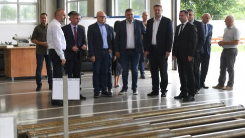 VUČEVIĆ OBIŠAO PRIVREDNO DRUŠTVO BORBENI SLOŽENI SISTEMI: Ministru predstavljeni nora, lazar, miloš i lazanski VUČEVIĆ OBIŠAO PRIVREDNO DRUŠTVO BORBENI SLOŽENI SISTEMI: Ministru predstavljeni nora, lazar, miloš i lazanski