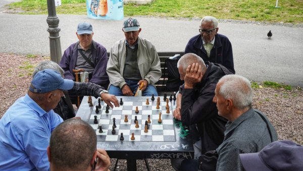 НАЈСТАРИЈИ ЗАЈЕЧАРЦИ, НАЈМЛАЂИ БАЧВАНИ И РАШЧАНИ: РЗС објавио процењен број становника, стопа природног прираштаја позитивна у осам градова НАЈСТАРИЈИ ЗАЈЕЧАРЦИ, НАЈМЛАЂИ БАЧВАНИ И РАШЧАНИ: РЗС објавио процењен број становника, стопа природног прираштаја позитивна у осам градова
