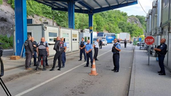 НЕ МОГУ ИМ КУРТИЈЕВИ СПЕЦИЈАЛЦИ НИШТА: Погледајте како су бајкери освојили Јариње (ФОТО/ВИДЕО) НЕ МОГУ ИМ КУРТИЈЕВИ СПЕЦИЈАЛЦИ НИШТА: Погледајте како су бајкери освојили Јариње (ФОТО/ВИДЕО)