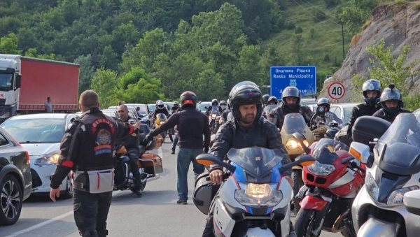 БАЈКЕРИ НЕ ОДУСТАЈУ ОД УРУЧЕЊА ХУМАНИТАРНЕ ПОМОЋИ: Припадници тзв. КПС не дозвољавају им улазак на КиМ БАЈКЕРИ НЕ ОДУСТАЈУ ОД УРУЧЕЊА ХУМАНИТАРНЕ ПОМОЋИ: Припадници тзв. КПС не дозвољавају им улазак на КиМ