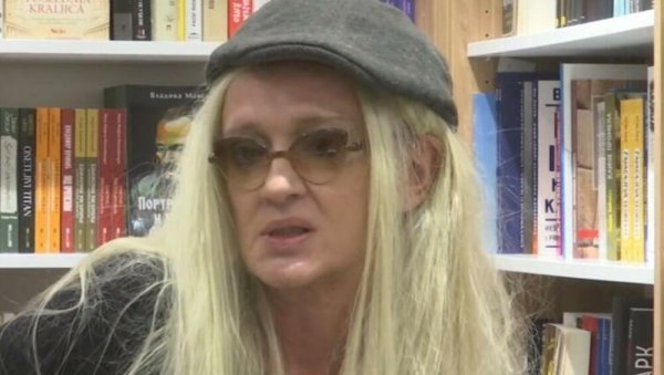 ШОКИРАЋЕ ВАС: Имала сређену косу и смерну гардеробу, десио се преокрет, сада носи перике и живи на ивици егзистенције ШОКИРАЋЕ ВАС: Имала сређену косу и смерну гардеробу, десио се преокрет, сада носи перике и живи на ивици егзистенције