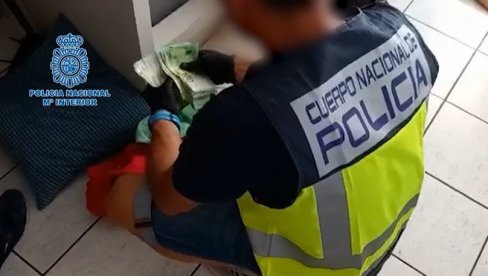 ДРЖАВЉАНИН СРБИЈЕ УХАПШЕН НА ИБИЦИ: Носио чак 10 кила кокаина у коферу ДРЖАВЉАНИН СРБИЈЕ УХАПШЕН НА ИБИЦИ: Носио чак 10 кила кокаина у коферу