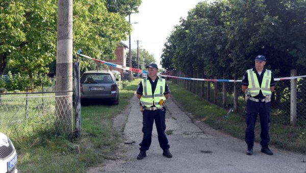 НЕ ЗНА ДА ОБЈАСНИ ЗАШТО НИЈЕ ПРЕДАЛА ОРУЖЈЕ ПОЛИЦИЈИ: Бизарна одбрана бабе из Младеновца чији је унук (14) убио брата (12) НЕ ЗНА ДА ОБЈАСНИ ЗАШТО НИЈЕ ПРЕДАЛА ОРУЖЈЕ ПОЛИЦИЈИ: Бизарна одбрана бабе из Младеновца чији је унук (14) убио брата (12)