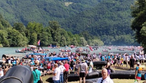 UŽIVANJE ZA SVA ČULA: Počela 22. čuvena Drinska regata, spust dug 40 kilometara (FOTO) UŽIVANJE ZA SVA ČULA: Počela 22. čuvena Drinska regata, spust dug 40 kilometara (FOTO)