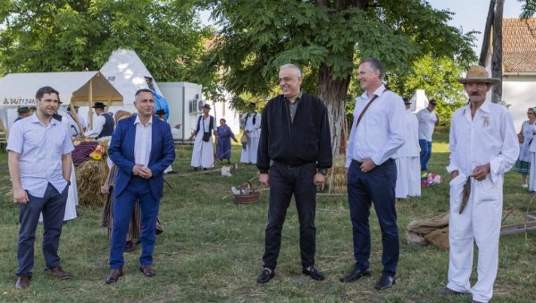 ТРАДИЦИЈА КОЈА ЖИВИ: Градоначелник Суботице Стеван Бакић присуствовао Такмичењу рисара у Ђурђину (ФОТО) ТРАДИЦИЈА КОЈА ЖИВИ: Градоначелник Суботице Стеван Бакић присуствовао Такмичењу рисара у Ђурђину (ФОТО)