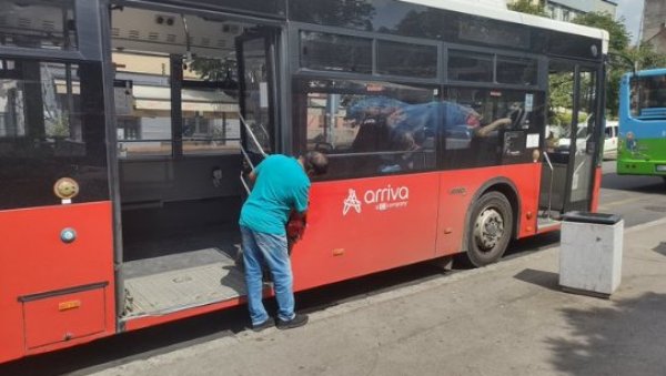 САЛИЈ ПРЕКО НОЋИ ПОСТАО ЗВЕЗДА ИНТЕРЕНТА: Возач аутобуса са Шри Ланке одушевио Београд (ФОТО) САЛИЈ ПРЕКО НОЋИ ПОСТАО ЗВЕЗДА ИНТЕРЕНТА: Возач аутобуса са Шри Ланке одушевио Београд (ФОТО)