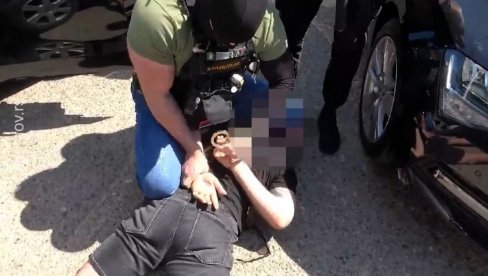 DRŽE IH NA NIŠANU DOK IH IZVLAČE IZ AUTOMOBILA: Objavljen snimak hapšenja osumnjičenih za ubistvo Milana Jorovića (VIDEO) DRŽE IH NA NIŠANU DOK IH IZVLAČE IZ AUTOMOBILA: Objavljen snimak hapšenja osumnjičenih za ubistvo Milana Jorovića (VIDEO)