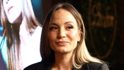 SVI JOJ SE ČUDE: Jelena, zar tamo? (FOTO) SVI JOJ SE ČUDE: Jelena, zar tamo? (FOTO)