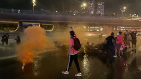 POKUŠALI DA BLOKIRAJU AUTO-PUT: Izraelska policija vodenim topovima rasterala ekstremne demonstrante (VIDEO) POKUŠALI DA BLOKIRAJU AUTO-PUT: Izraelska policija vodenim topovima rasterala ekstremne demonstrante (VIDEO)