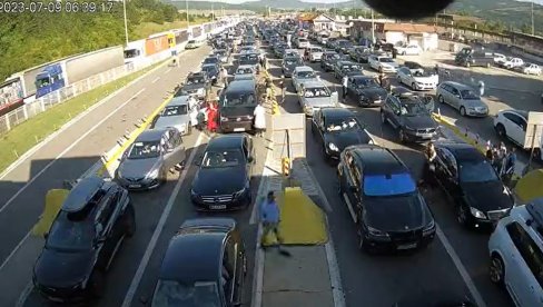 NA GRANIČNIM PRELAZIMA KOLONE AUTOMOBILA: Putnici čekaju i do 80 minuta, izašli i šetaju oko vozila NA GRANIČNIM PRELAZIMA KOLONE AUTOMOBILA: Putnici čekaju i do 80 minuta, izašli i šetaju oko vozila