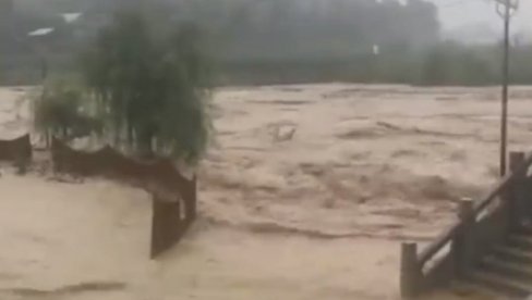 VODENA BUJICA NOSI SVE PRED SOBOM: Devet osoba nestalo u poplavama, situacija u Kini zabrinjavajuća (FOTO/VIDEO)