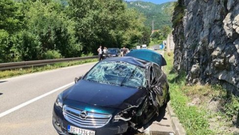 САОБРАЋАЈНА НЕСРЕЋА КОД НОВЕ ВАРОШИ: Више лица повређено (ФОТО) САОБРАЋАЈНА НЕСРЕЋА КОД НОВЕ ВАРОШИ: Више лица повређено (ФОТО)