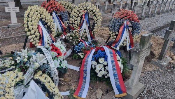 ГАШИЋ ОБИШАО ГРОБ ДЕДЕ ЂОРЂА: Био је велики човек, родољуб, поносио се српским наслеђем ГАШИЋ ОБИШАО ГРОБ ДЕДЕ ЂОРЂА: Био је велики човек, родољуб, поносио се српским наслеђем