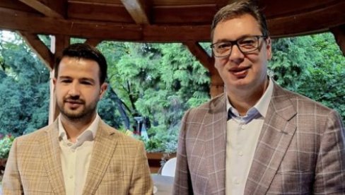 OTVARAMO NOVO POGLAVLJE IZMEĐU BRATSKIH NARODA: Vučić ugostio Milatovića na večeri (FOTO) OTVARAMO NOVO POGLAVLJE IZMEĐU BRATSKIH NARODA: Vučić ugostio Milatovića na večeri (FOTO)