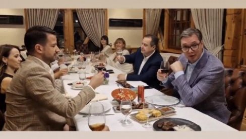 VUČIĆ UGOSTIO MILATOVIĆA NA VEČERI: Uz pesmu, sa prijateljima (VIDEO)