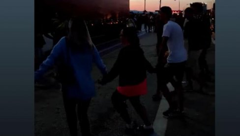SRBI OPLELI UŽIČKO KOLO NA PREŠEVU: Satima čekali na granici, a onda počeli da igraju kao na svadbi(VIDEO) SRBI OPLELI UŽIČKO KOLO NA PREŠEVU: Satima čekali na granici, a onda počeli da igraju kao na svadbi(VIDEO)