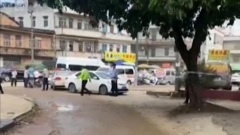 (UZNEMIRUJUĆE) PRVI SNIMCI MASAKRA U KINI: Uleteo u vrtić, ubio vaspitača, dvoje roditelja i tri mališana (FOTO/VIDEO) (UZNEMIRUJUĆE) PRVI SNIMCI MASAKRA U KINI: Uleteo u vrtić, ubio vaspitača, dvoje roditelja i tri mališana (FOTO/VIDEO)