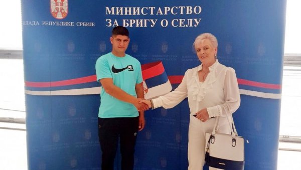 ЗА СИГУРАН КРОВ НАД ГЛАВОМ: Кућа у селу Бола за младог пољопривредника (ФОТО) ЗА СИГУРАН КРОВ НАД ГЛАВОМ: Кућа у селу Бола за младог пољопривредника (ФОТО)
