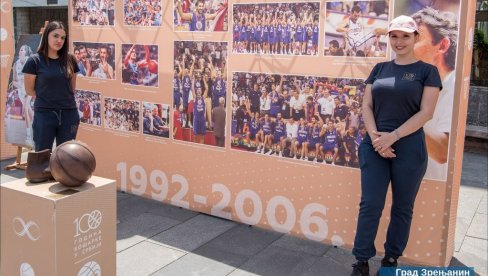 ВЕК КОШАРКЕ У СРБИЈИ: Изложба на Тргу др Зорана Ђинђића у центру Зрењанина (ФОТО) ВЕК КОШАРКЕ У СРБИЈИ: Изложба на Тргу др Зорана Ђинђића у центру Зрењанина (ФОТО)