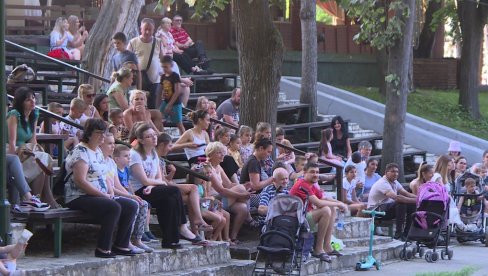SVE GENERACIJE UŽIVALE POD VEDRIM NEBOM: Film „Sveta Petka: krst u pustinji“ emitovanom na letnjoj pozornici (FOTO) SVE GENERACIJE UŽIVALE POD VEDRIM NEBOM: Film „Sveta Petka: krst u pustinji“ emitovanom na letnjoj pozornici (FOTO)