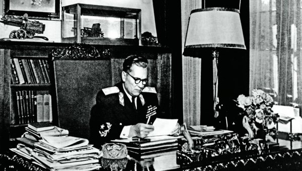 КО ЈЕ КОМЕ РЕКАО ИСТОРИЈСКО „НЕ“: Тито и Стаљин - Сусрети и разговори КО ЈЕ КОМЕ РЕКАО ИСТОРИЈСКО „НЕ“: Тито и Стаљин - Сусрети и разговори
