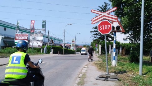 KVAR NA PRUŽNOM PRELAZU U PARAĆINU: Kod Štofare vozovi u posebnom režimu (FOTO) KVAR NA PRUŽNOM PRELAZU U PARAĆINU: Kod Štofare vozovi u posebnom režimu (FOTO)