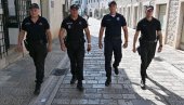 SRPSKI POLICAJCI NA CRNOGORSKOM PRIMORJU: Pomoć turistima i ostalim građanima SRPSKI POLICAJCI NA CRNOGORSKOM PRIMORJU: Pomoć turistima i ostalim građanima