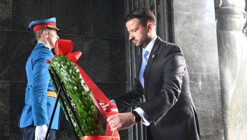 MILATOVIĆ POLOŽIO VENAC NA SPOMENIK NEZNANOM JUNAKU: Mnogo puta su narodi Crne Gore i Srbije bili u istom stroju (FOTO) MILATOVIĆ POLOŽIO VENAC NA SPOMENIK NEZNANOM JUNAKU: Mnogo puta su narodi Crne Gore i Srbije bili u istom stroju (FOTO)