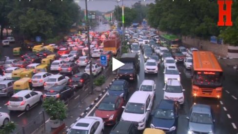 INDIJA: Poplavljene ulice, kolaps saobraćaja, oštećene zgrade usled jakih kiša u NJu Delhiju INDIJA: Poplavljene ulice, kolaps saobraćaja, oštećene zgrade usled jakih kiša u NJu Delhiju