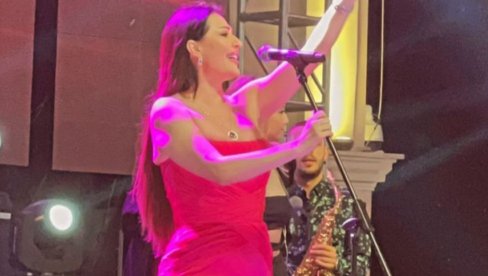 CECA U VRNJAČKOJ BANJI: Podigla publiku na noge (FOTO/VIDEO) CECA U VRNJAČKOJ BANJI: Podigla publiku na noge (FOTO/VIDEO)