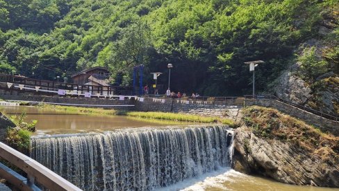 KUPAČI U KANJONU VUČJANKE: Otvorena sezona na uređenom kupalištu u Vučju (FOTO) KUPAČI U KANJONU VUČJANKE: Otvorena sezona na uređenom kupalištu u Vučju (FOTO)