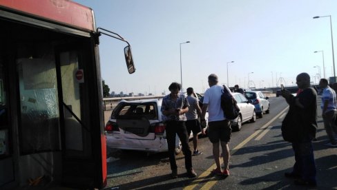 SAOBRAĆAJNA NESREĆA U BEOGRADU: Lančani sudar na mostu na Adi, u udesu autobusa i više vozila ima povređenih (FOTO/VIDEO)