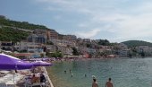 NEUM POŽELJAN I STRANCIMA: Turisti uživaju na plažama, evo kakve vas cene očekuju  (FOTO)