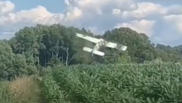 СНИМАК РУШЕЊА АВИОНА У ШВЕДСКОЈ: Антонов кренуо да узлеће, па се забио у дрвеће (ВИДЕО) СНИМАК РУШЕЊА АВИОНА У ШВЕДСКОЈ: Антонов кренуо да узлеће, па се забио у дрвеће (ВИДЕО)
