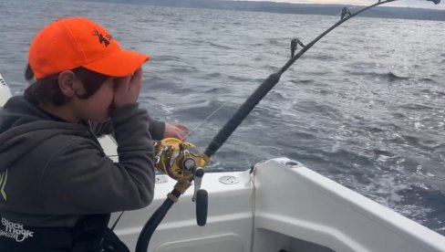 DEČAK UPECAO GRDOSIJU: Tri puta veća od njega, ali nije hteo da je pusti (FOTO/VIDEO) DEČAK UPECAO GRDOSIJU: Tri puta veća od njega, ali nije hteo da je pusti (FOTO/VIDEO)