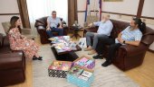 АКЦИЈА У ВЕЛИКОМ ГРАДИШТУ: Прикупили свеске за ђаке са Косова и Метохије АКЦИЈА У ВЕЛИКОМ ГРАДИШТУ: Прикупили свеске за ђаке са Косова и Метохије