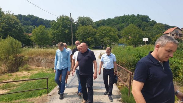 ДА СЕ ПОСЛЕДИЦЕ ПОПЛАВА СВЕДУ НА МИНИМУМ: Министар Мартинповић у поплављеним подручјима код Лознице ДА СЕ ПОСЛЕДИЦЕ ПОПЛАВА СВЕДУ НА МИНИМУМ: Министар Мартинповић у поплављеним подручјима код Лознице