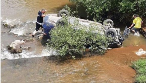 AUTOMOBILOM SLETEO U REKU I PAO NA KROV: Saobraćajna nesreća u leskovačkom selu Živkovo (FOTO)