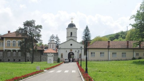 MANASTIR RAKOVICA ČEKA 200 HEKTARA: Restitucija crkvene imovine uglavnom okončana, najviše zemlje dobila Sremska eparhija MANASTIR RAKOVICA ČEKA 200 HEKTARA: Restitucija crkvene imovine uglavnom okončana, najviše zemlje dobila Sremska eparhija