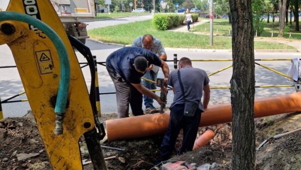 ДА ОБИЛНА КИША НЕ ПРЕДСТАВЉА ПРОБЛЕМ: У Зрењанину у току радови на унапређењу функционисања атмосферске канализационе мреже (ФОТО) ДА ОБИЛНА КИША НЕ ПРЕДСТАВЉА ПРОБЛЕМ: У Зрењанину у току радови на унапређењу функционисања атмосферске канализационе мреже (ФОТО)