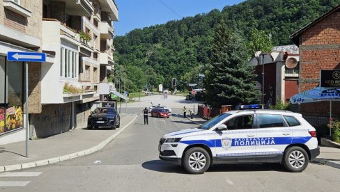 VOZILO POKOSILO PEŠAKA: Na njega je naletelo vozilo dok je prelazio preko pešačkog VOZILO POKOSILO PEŠAKA: Na njega je naletelo vozilo dok je prelazio preko pešačkog