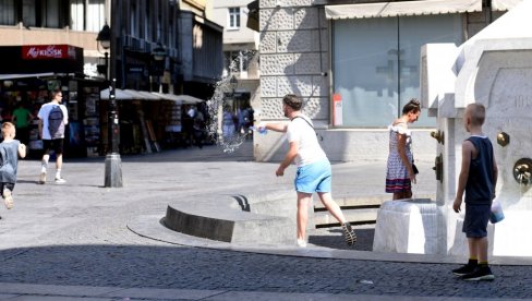 TOPLOTNI TALAS PRŽI SRBIJU: RHMZ upozorava na visoke temperature TOPLOTNI TALAS PRŽI SRBIJU: RHMZ upozorava na visoke temperature